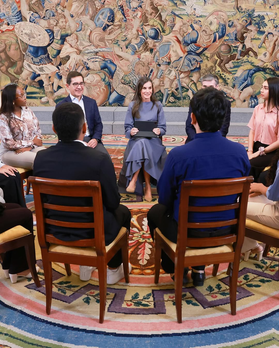 La Reina Letizia ya tiene su propia muñeca: así ha sido su reacción al recibirla