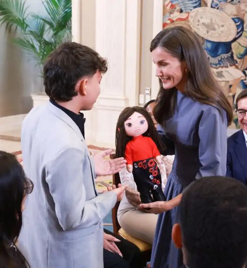 La Reina Letizia ya tiene su propia muñeca: así ha sido su reacción al recibirla