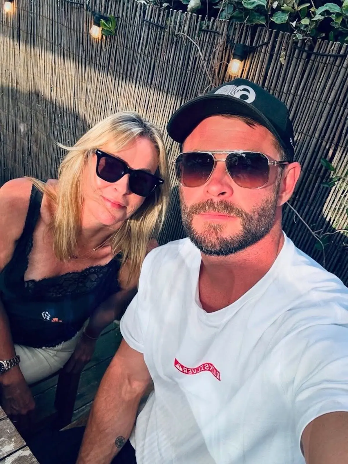 Chris Hemsworth junto a una amiga