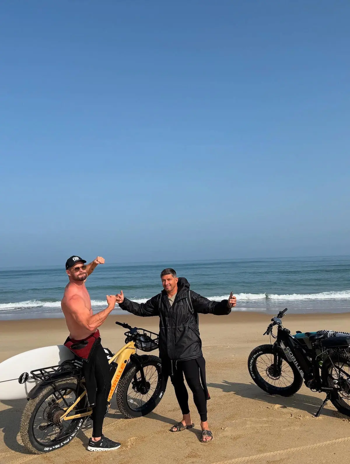 Chris con un amigo en la playa