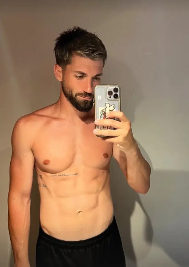 Alejandro Albalá n una imagen de stories presumiendo de abdomen marcado