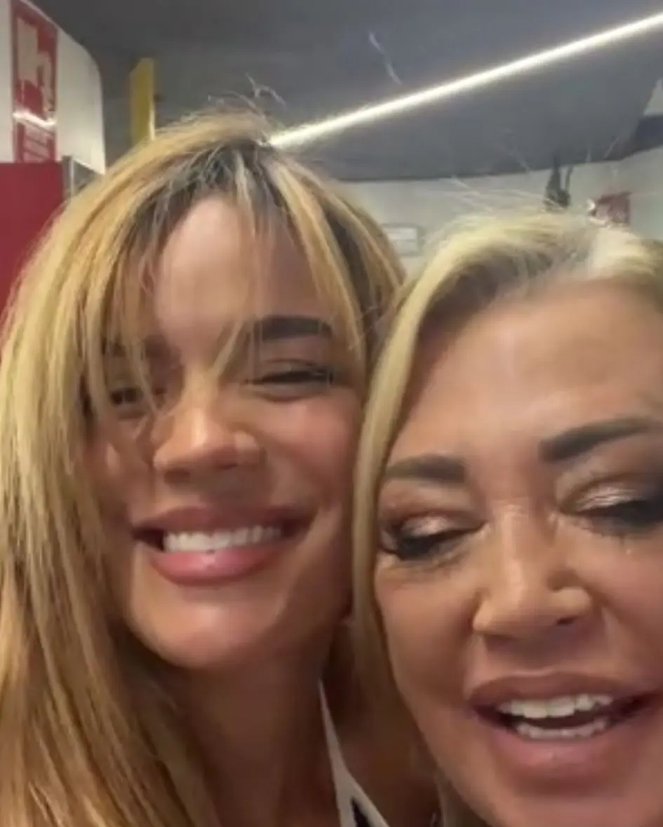 Karol G y Belén Esteban en 'La Revuelta'.