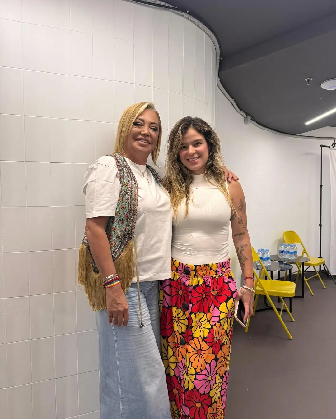 Karol G y Belén Esteban en 'La Revuelta'.