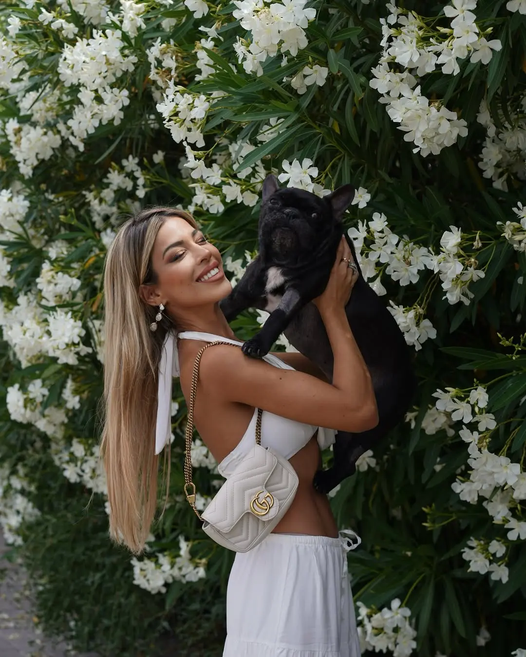 Oriana Marzoli y su perro.