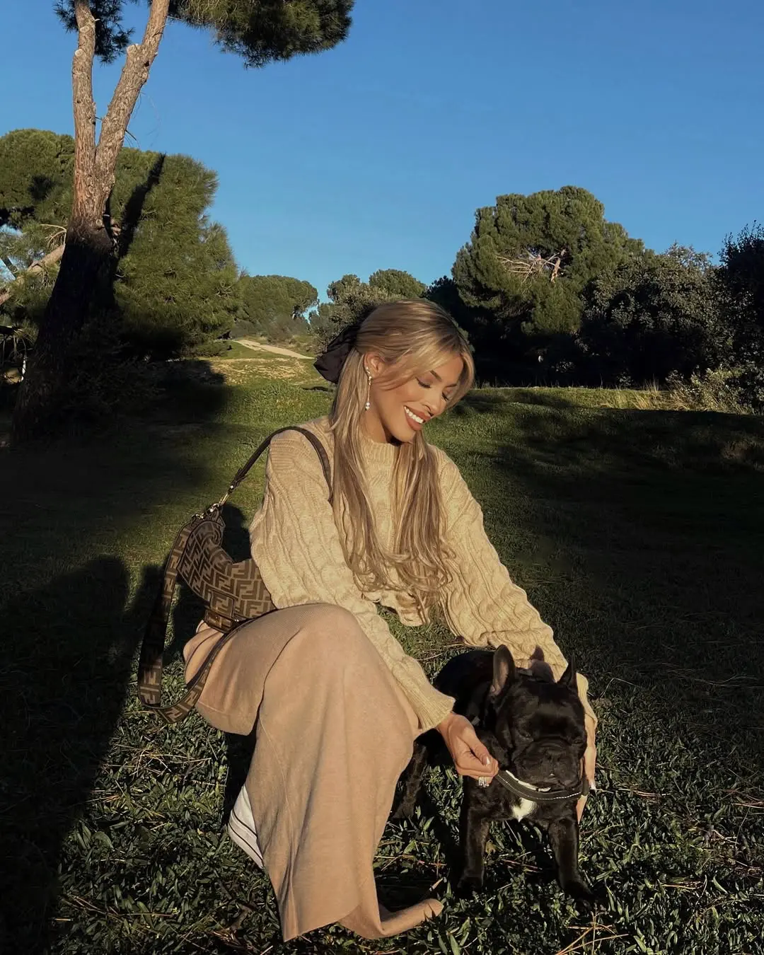 Oriana Marzoli y su perro.