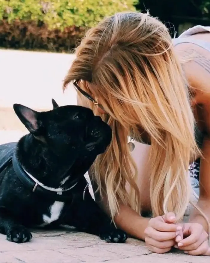 Oriana Marzoli y su perro.