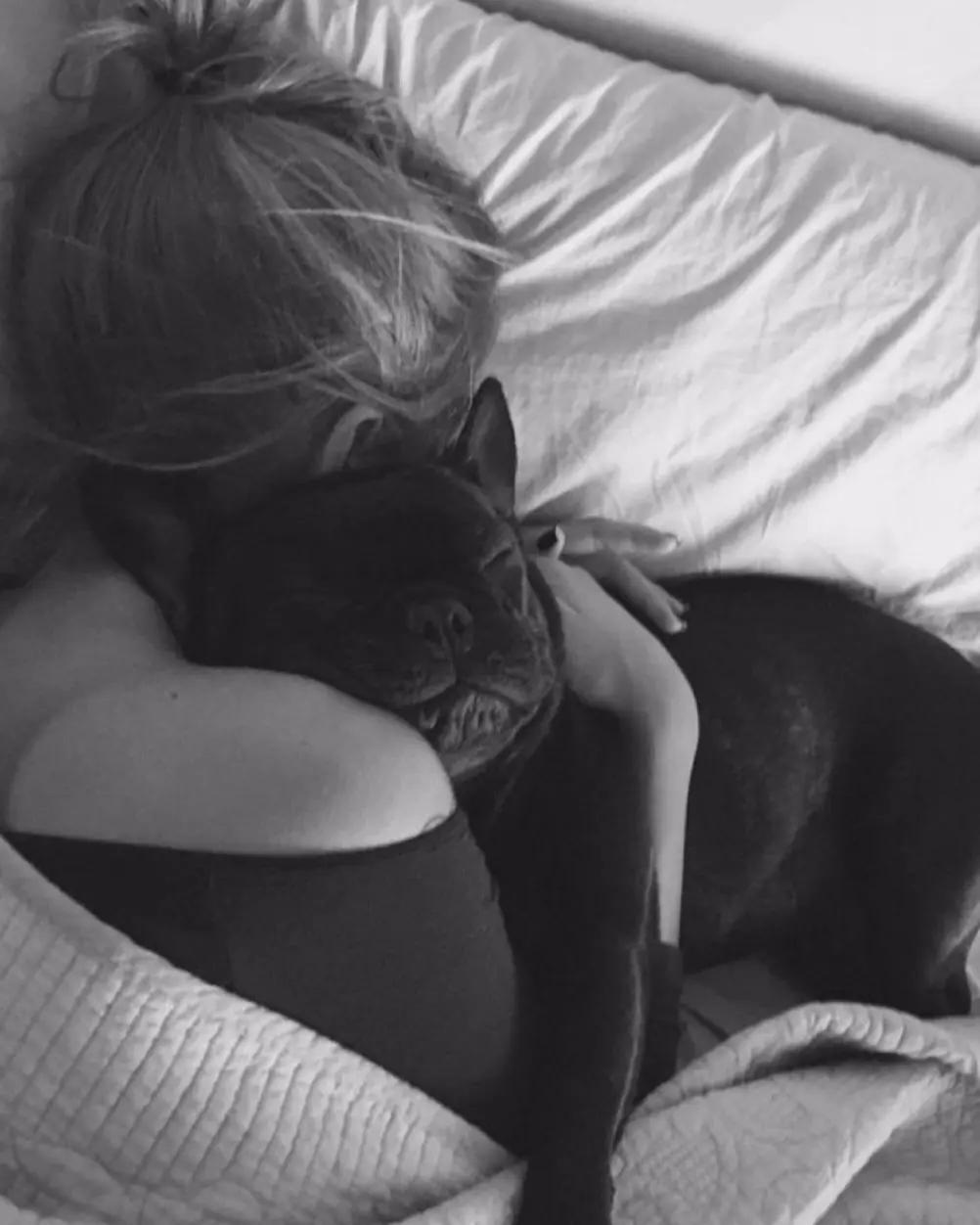 Oriana Marzoli y su perro.