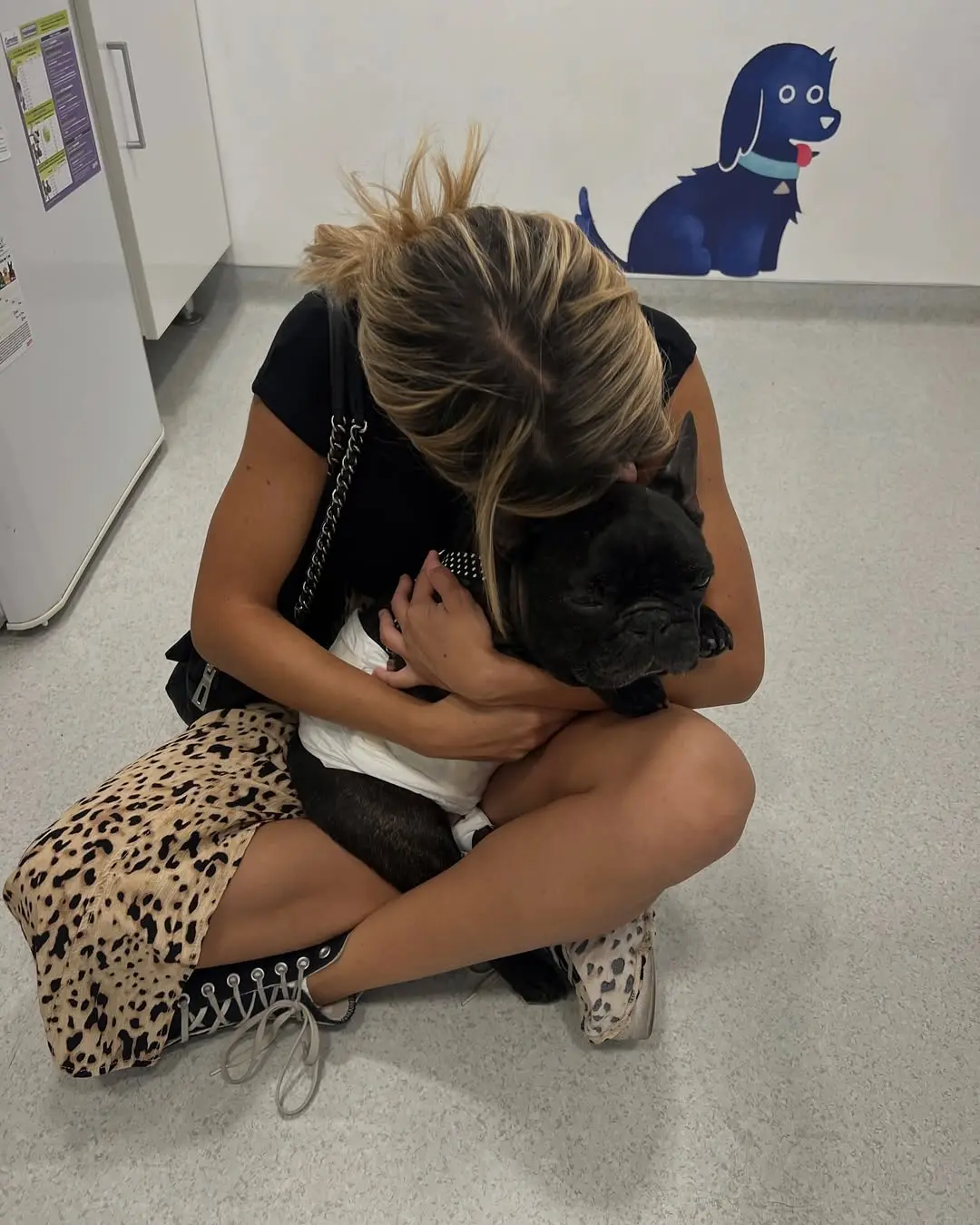 Oriana Marzoli y su perro.