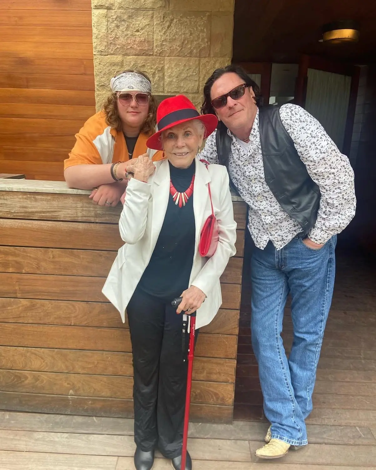 El actor Michael Madsen con su madre y su hijo