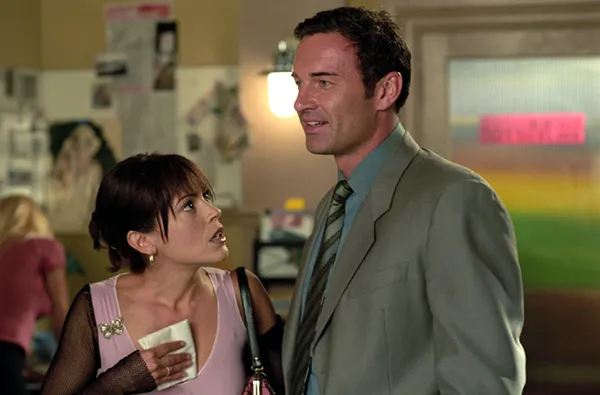 Alyssa Milano y Julian McMahon en 'Embrujadas'.