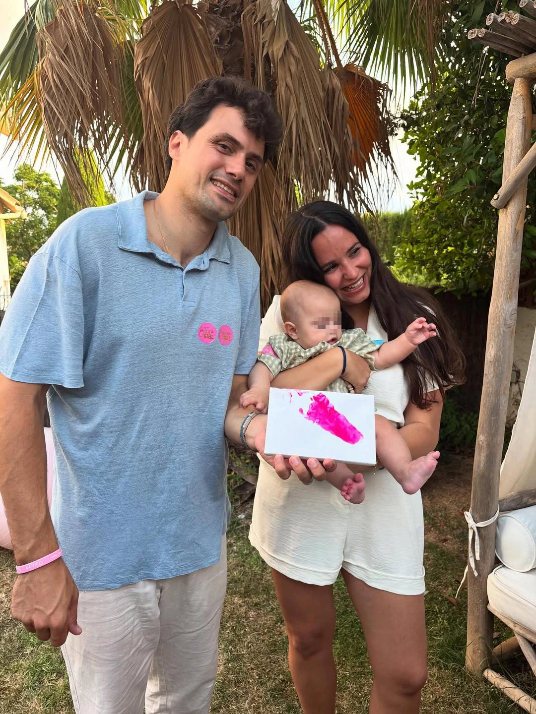 Carolina Monje y Álex Lopera junto a su hijo, Íñigo.