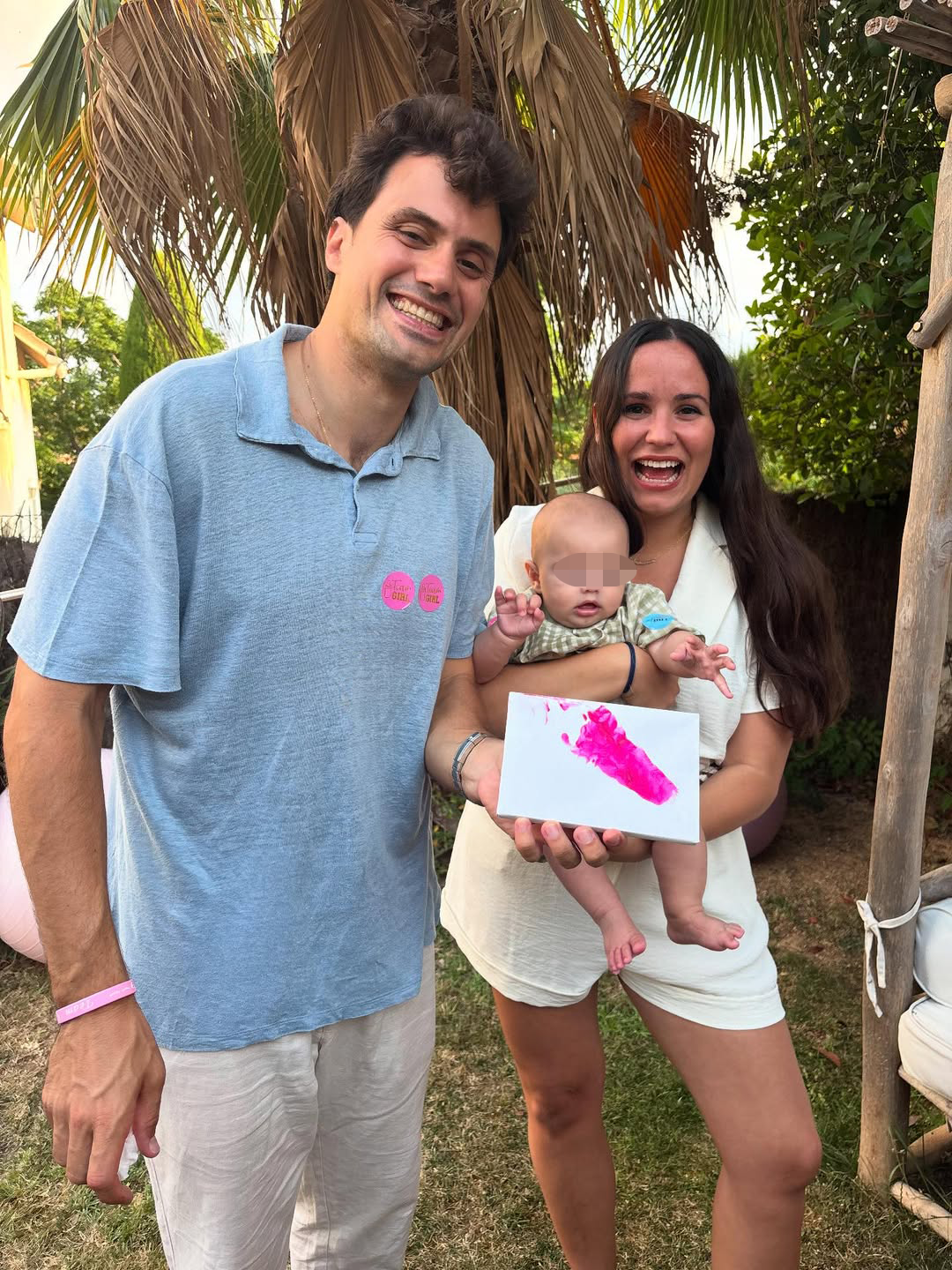 Carolina Monje y Álex Lopera junto a su hijo, Íñigo.