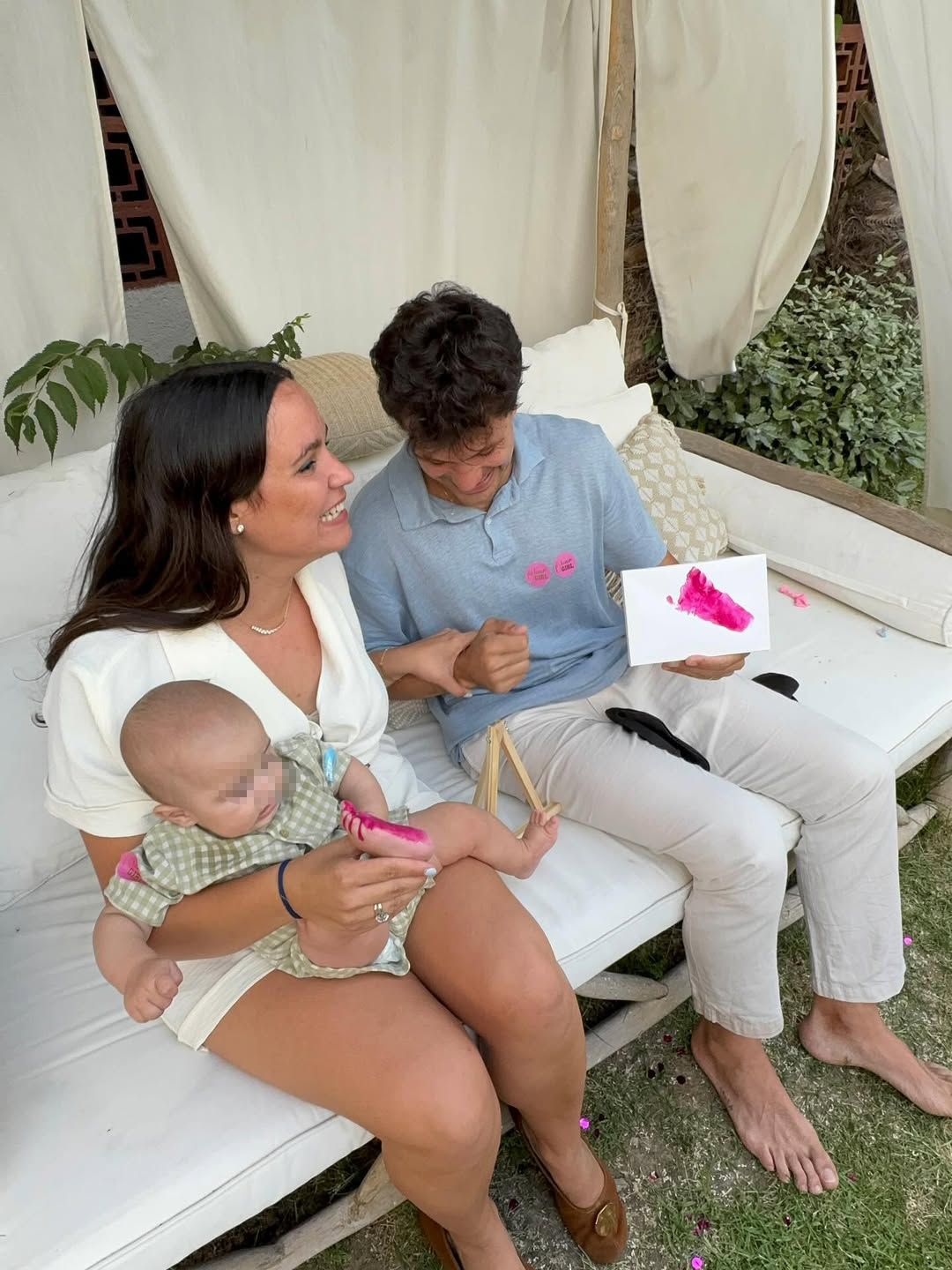 Carolina Monje y Álex Lopera junto a su hijo, Íñigo.