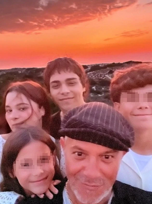 Alejandro Sanz junto a sus hijos.