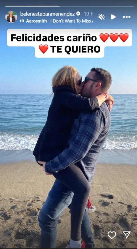 Belén Esteban y Miguel Marcos en un story, besándose en la playa