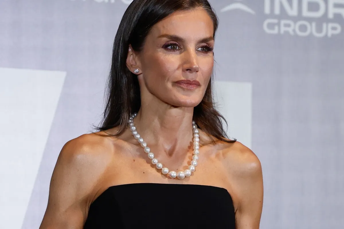 La reina Letizia luce el collar de 37 perlas de las joyas de pasar.
