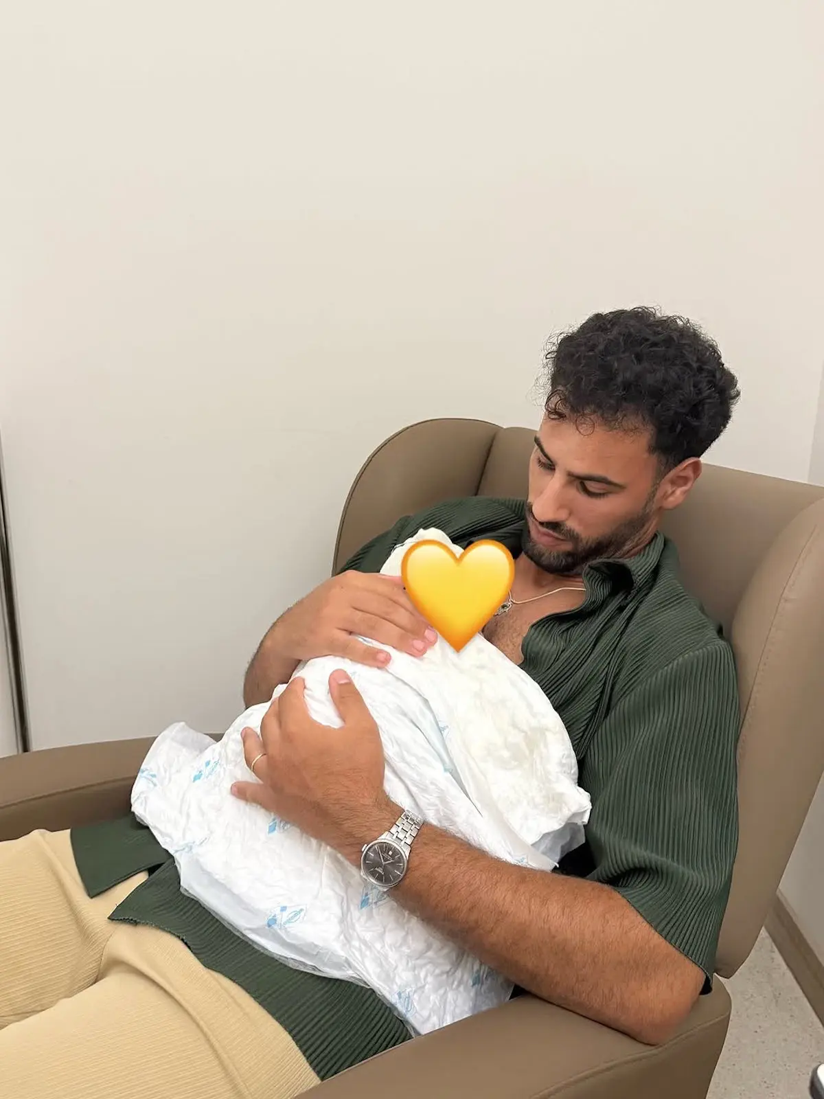 Asraf con su bebé
