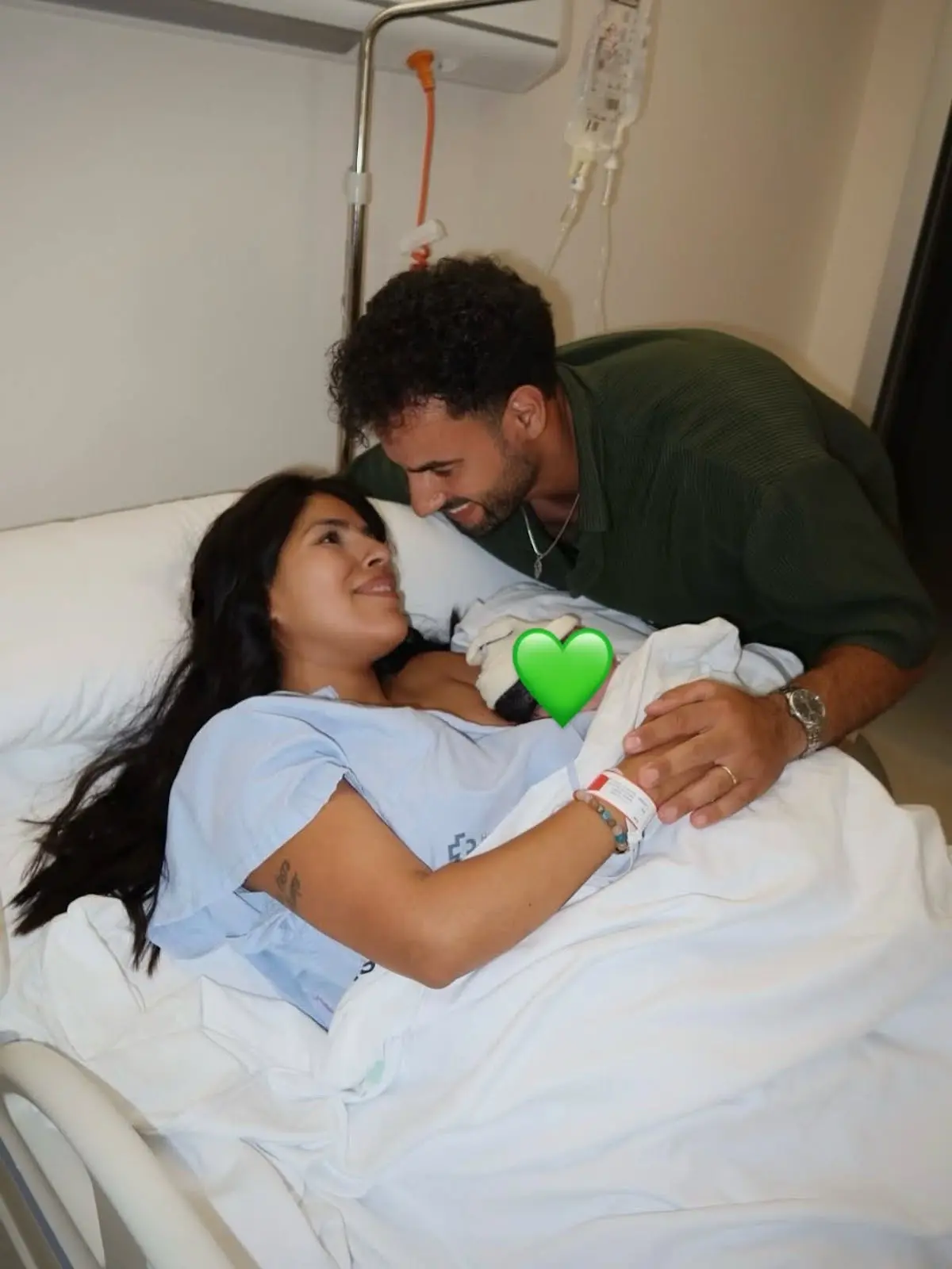 Asraf e Isa con su bebé