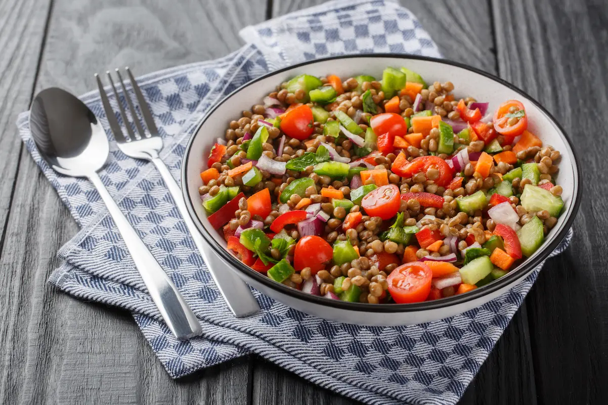 Ensalada de lentejas con verduras crujientes