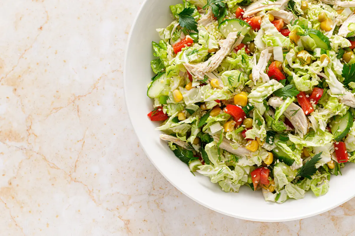 Ensalada de pasta fría con pollo y pesto