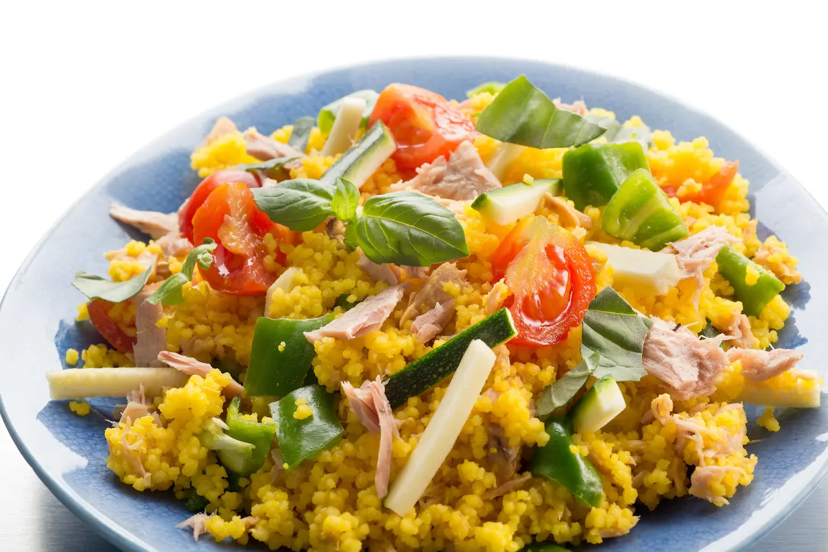 Ensalada de cuscús con vegetales y atún