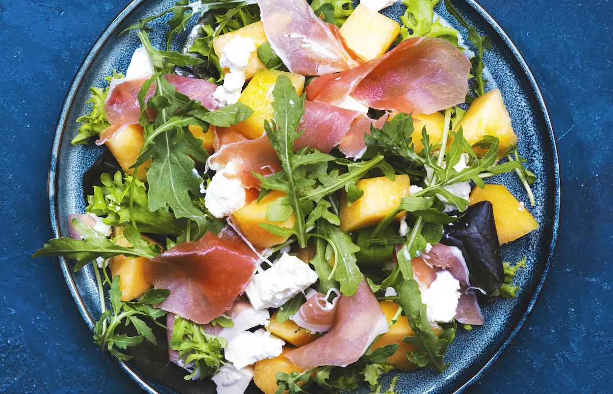 Ensalada de melón, jamón y queso fresco