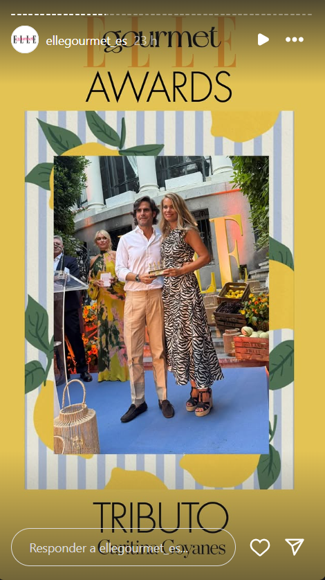 Carla Goyanes en el tributo a su hermana Caritina con un amigo de ésta en los Premios Elle Gourmet