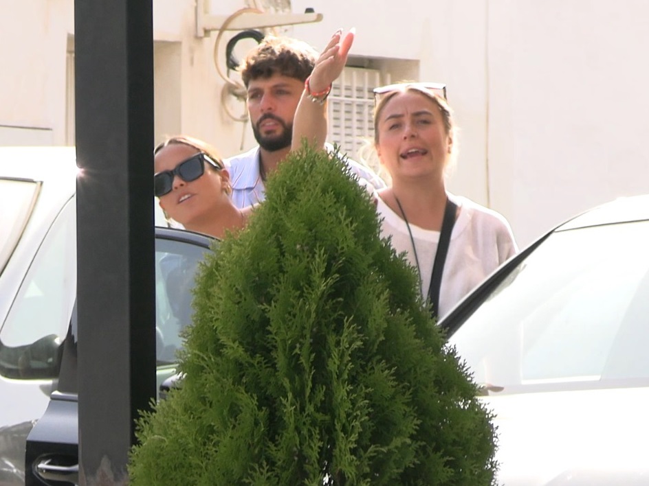 Gloria Camila y Rocío Flores increpando a la prensa para que no graben a la pequeña Rocío.