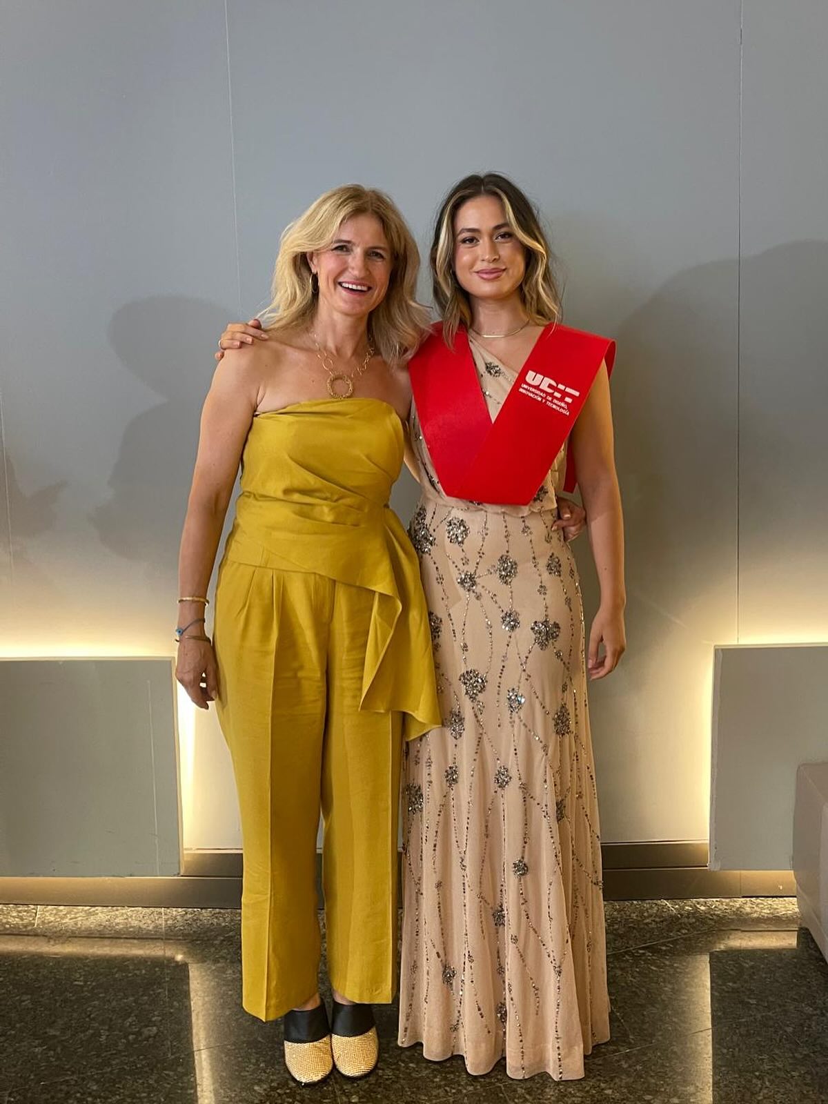 María, la hija de Pepe Rodríguez, junto a su madre.