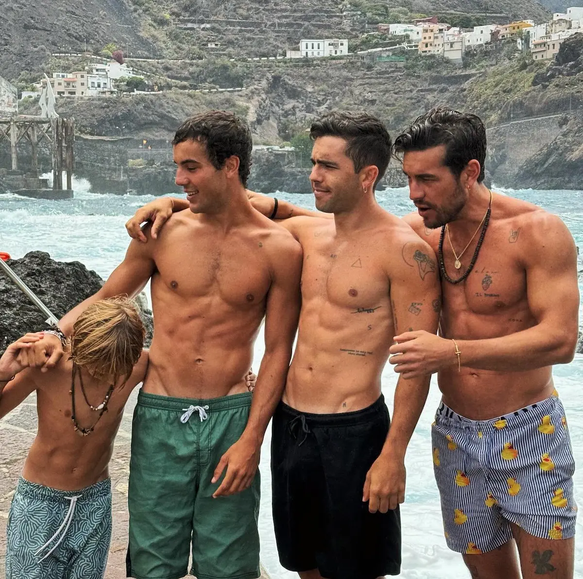 Óscar Casas y sus hermanos