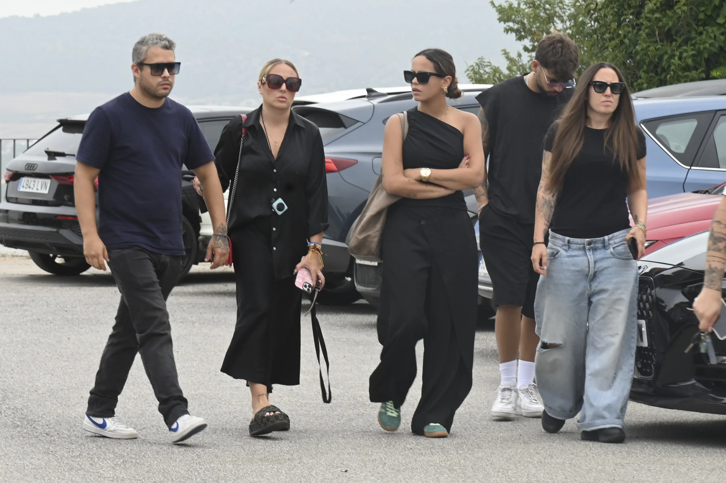 José Fernando, Rocío Flores y Gloria Camila en el entierro de Michu