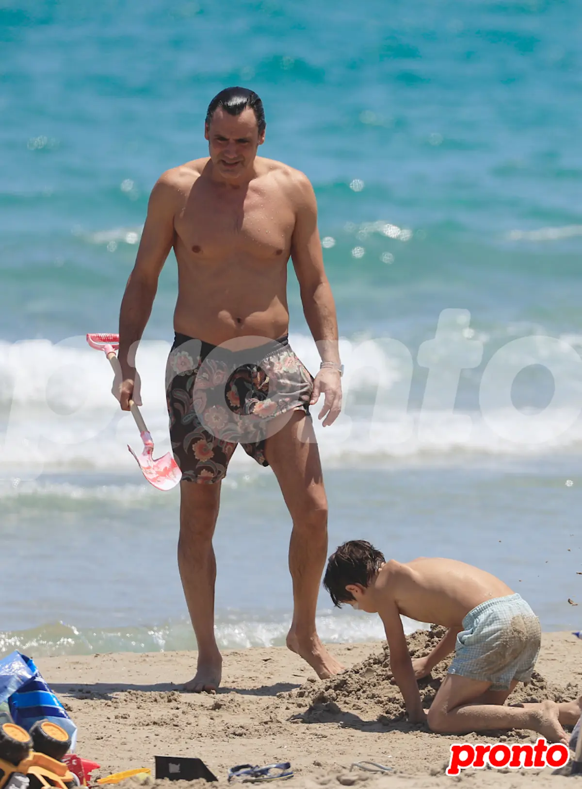 Ion Aramendi y su hijo en la playa