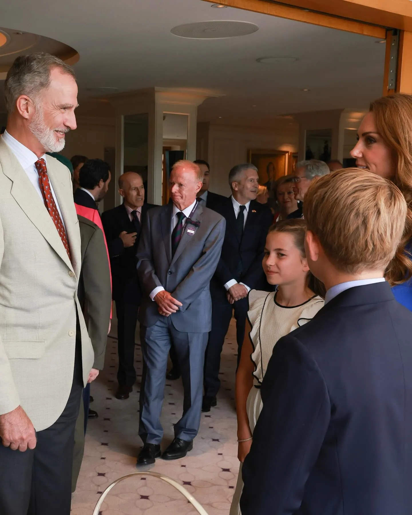 Felipe VI charla con Kate Middleton y sus hijos.
