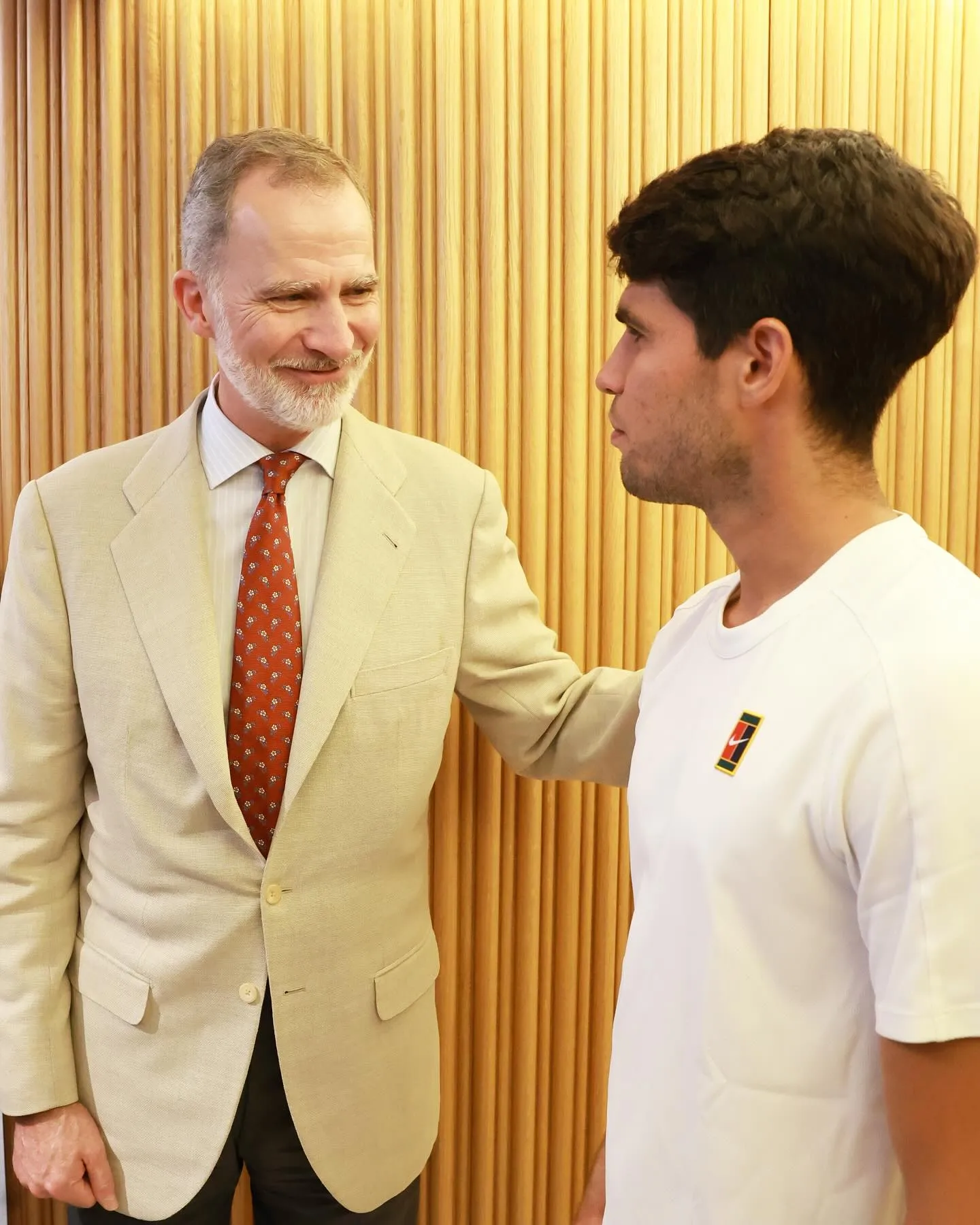 Felipe VI en Londres junto a Carlos Alcaraz.