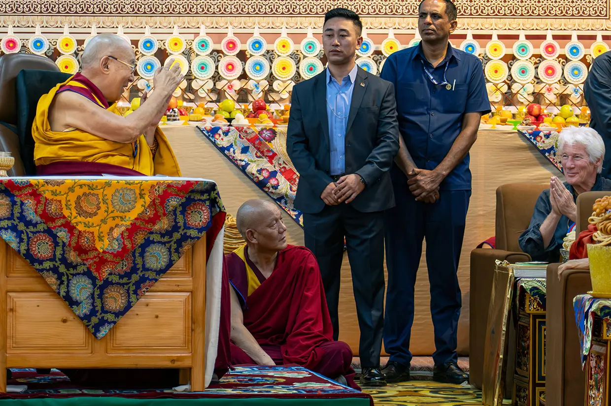 Richard Gere saludando al Dalai Lama.