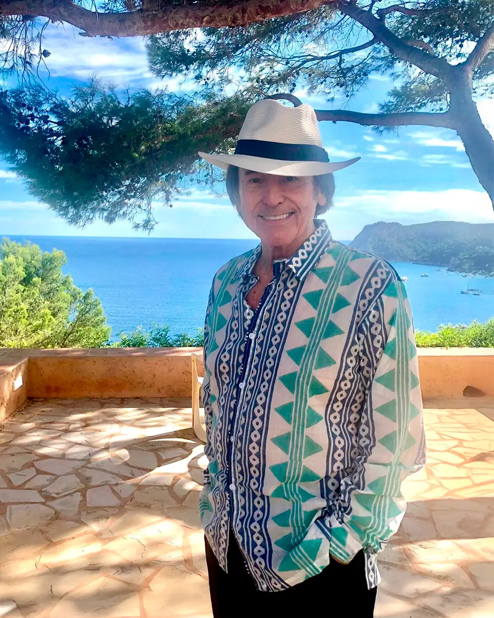 Raphael posando junto al mar