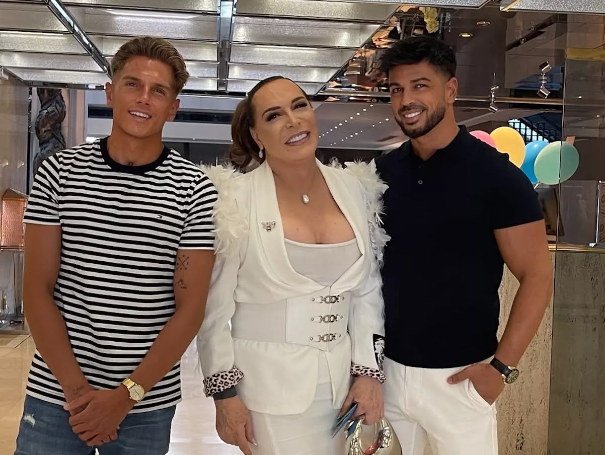 Benita Maestro Joao con su pareja y su íntimo amigo.