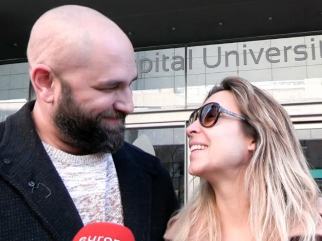 Gisela y José Ángel Ortega a las puertas del hospital donde nació Indiana.