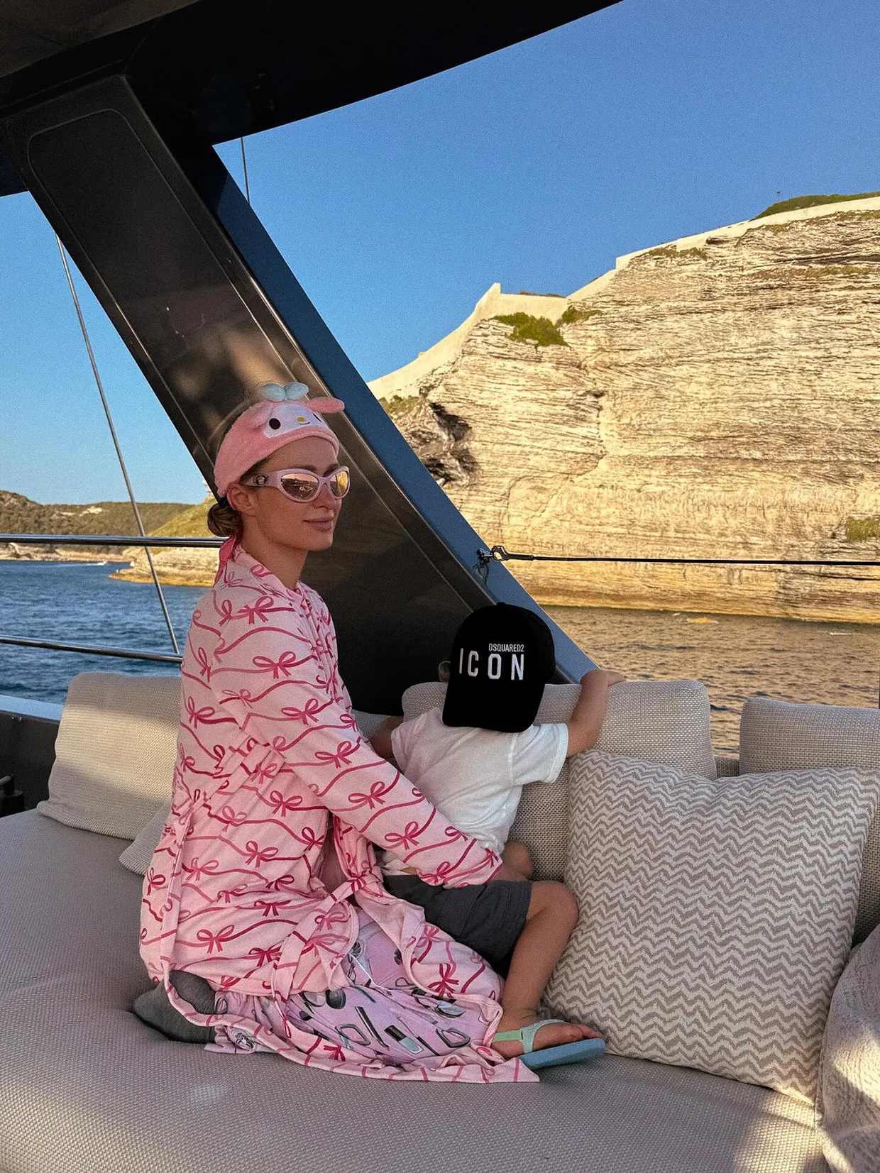 Paris Hilton con su hijo en un barco