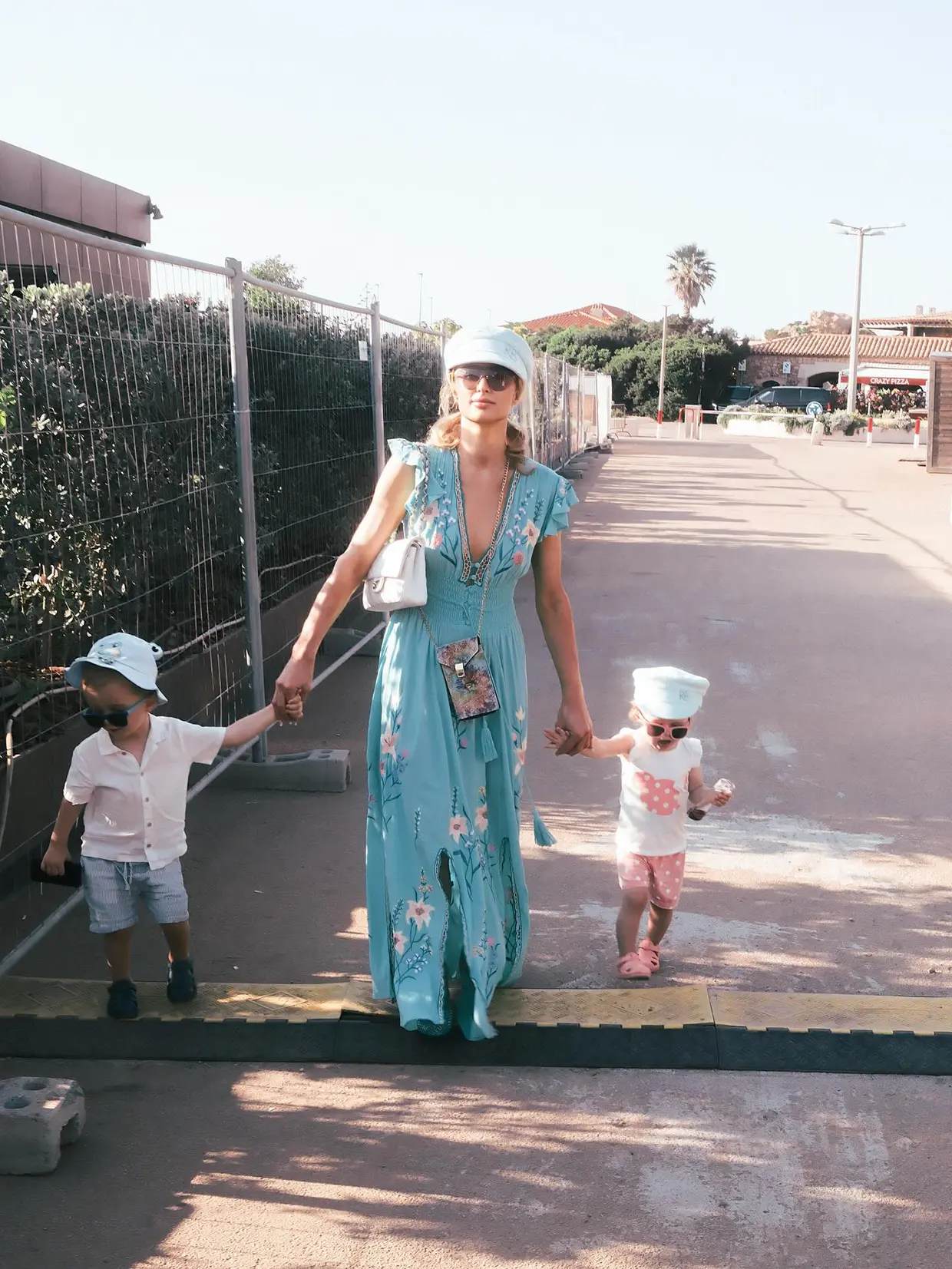 Paris Hilton paseando con sus hijos