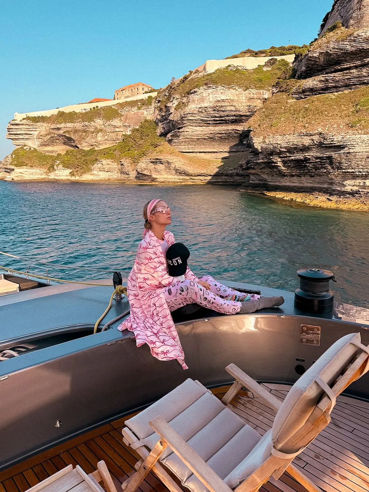 Paris Hilton sentada con su hijo en la cubierta de un barco