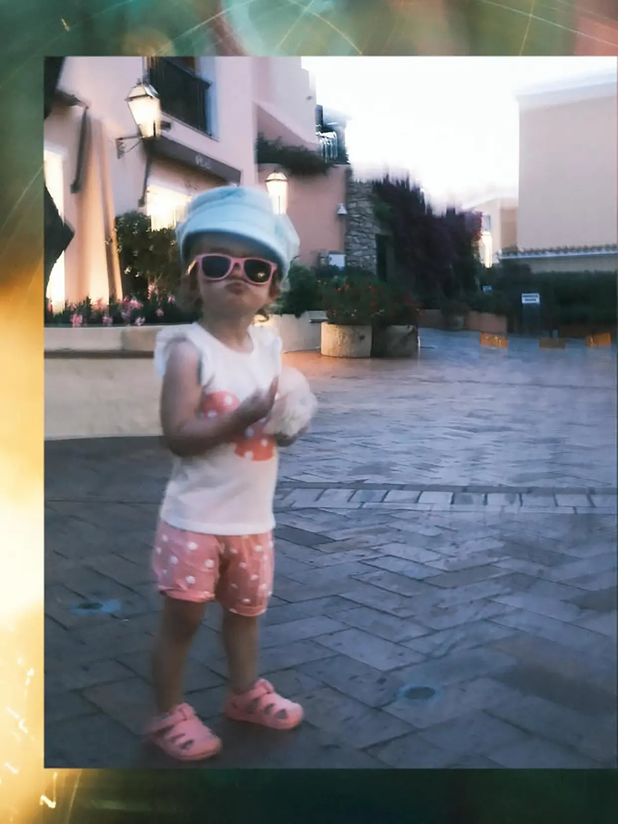 Hijo de Paris Hilton posando con gafas de sol y sombrero