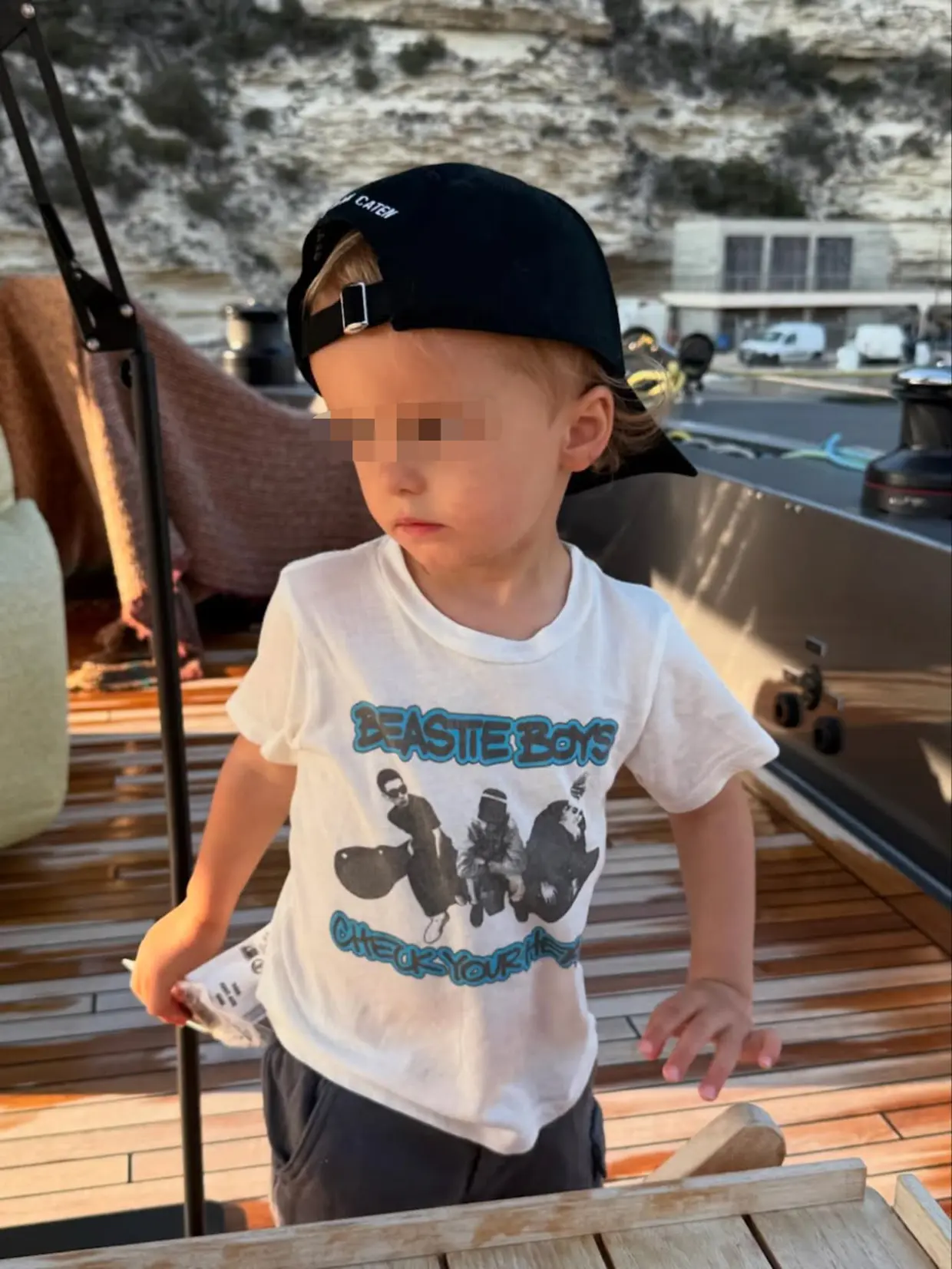 Hijo de Paris Hilton posando con gafas de sol y gorra