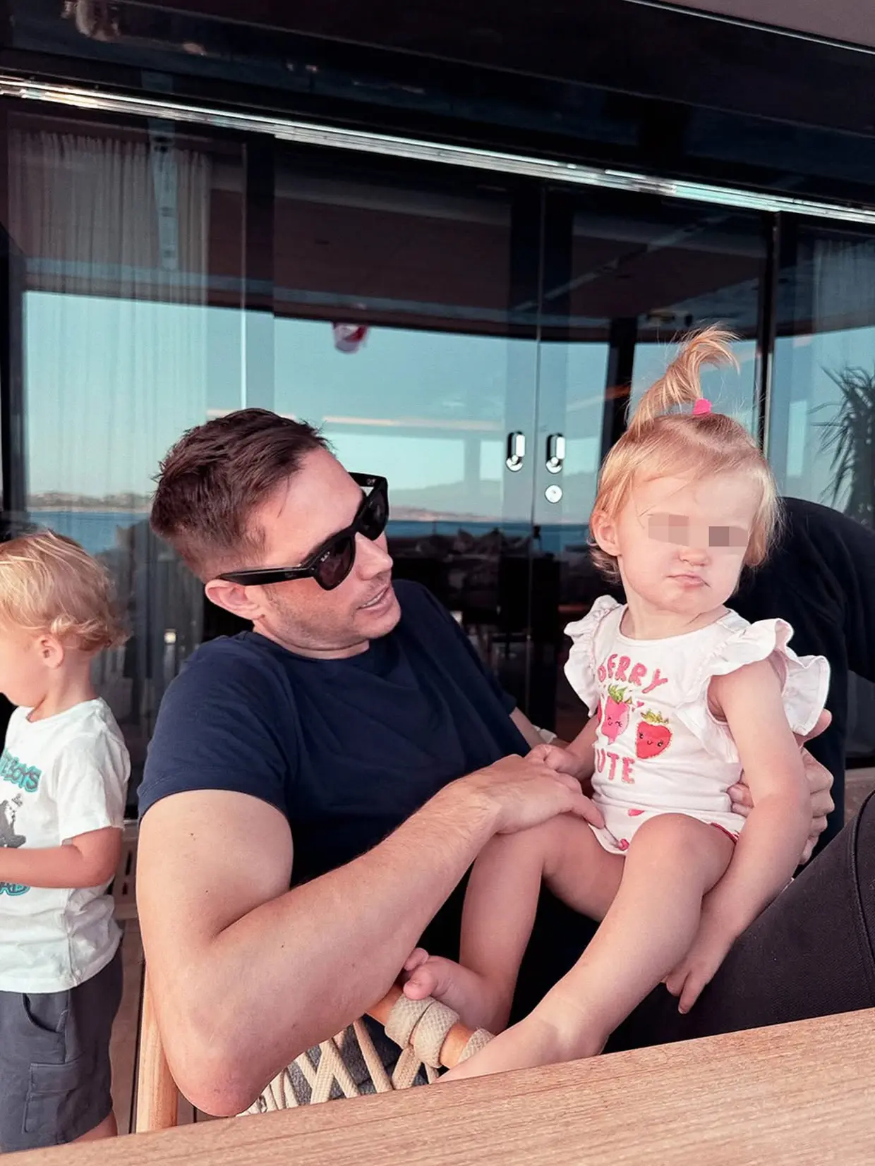 Marido de Paris Hilton con su hija en brazos