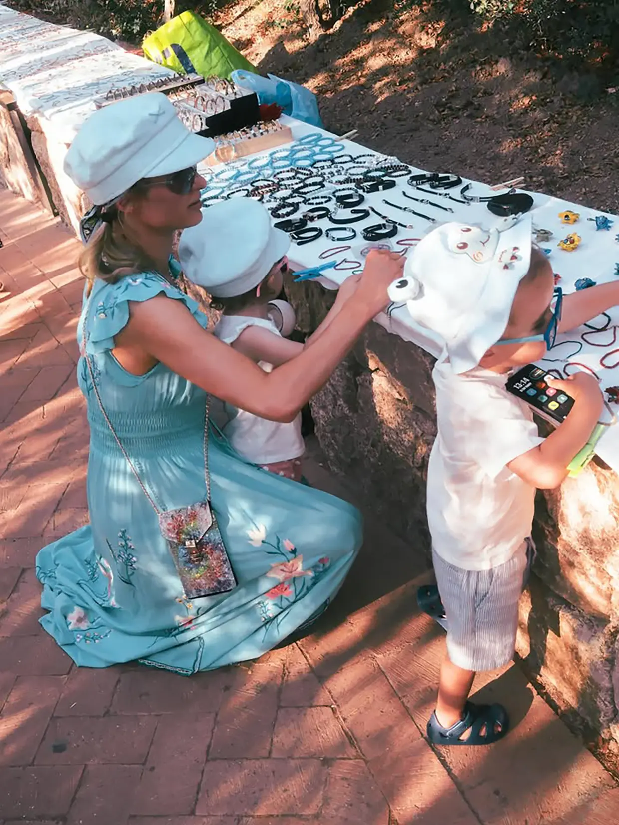 Paris Hilton con sus hijos mirando pulseras