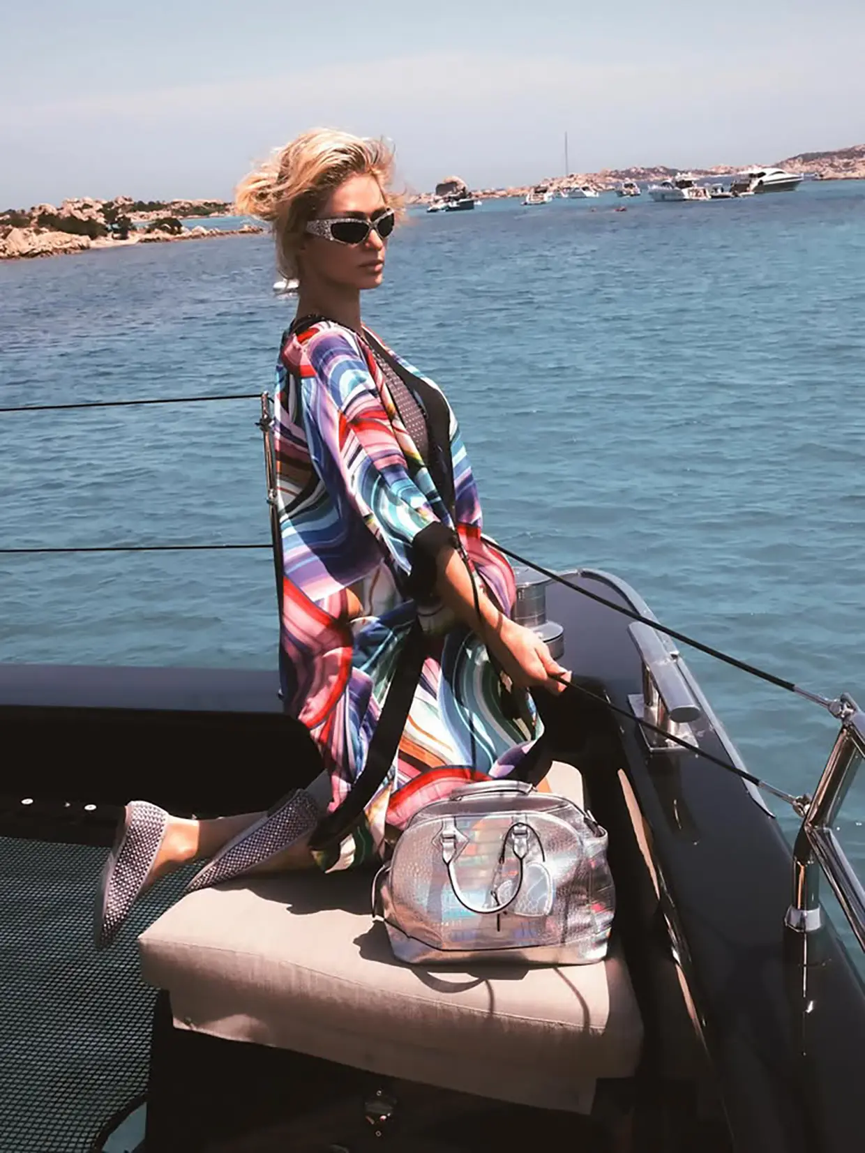 Paris Hilton posando en la cubierta de un barco