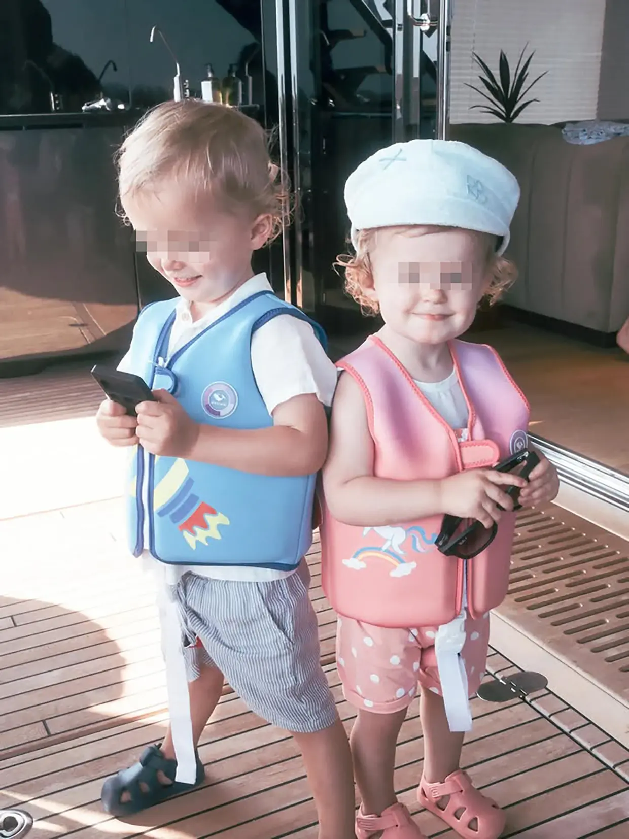 Hijos de Paris Hilton con chalecos infantiles para bañarse en el mar