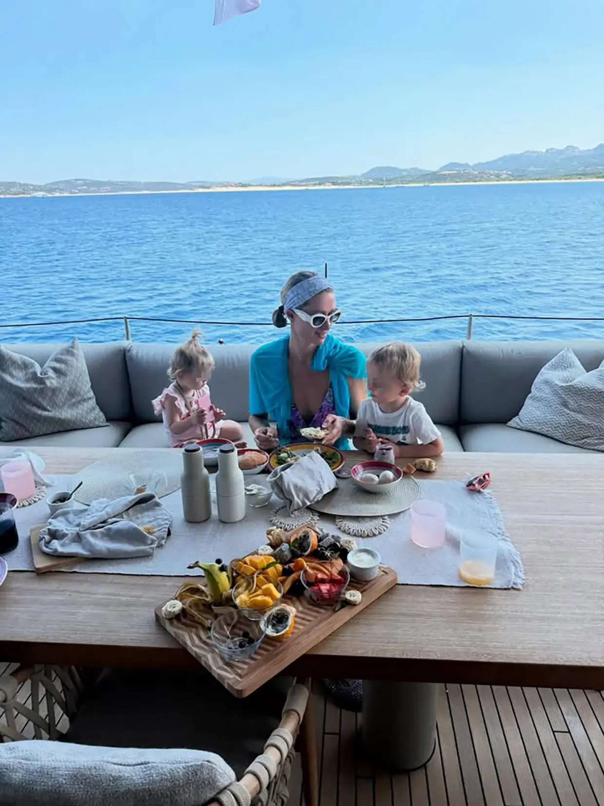 Paris Hilton con sus hijos en la cubierta de un barco