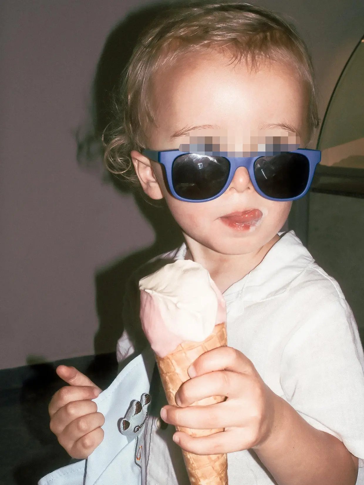Hijo de Paris Hilton con gafas de sol