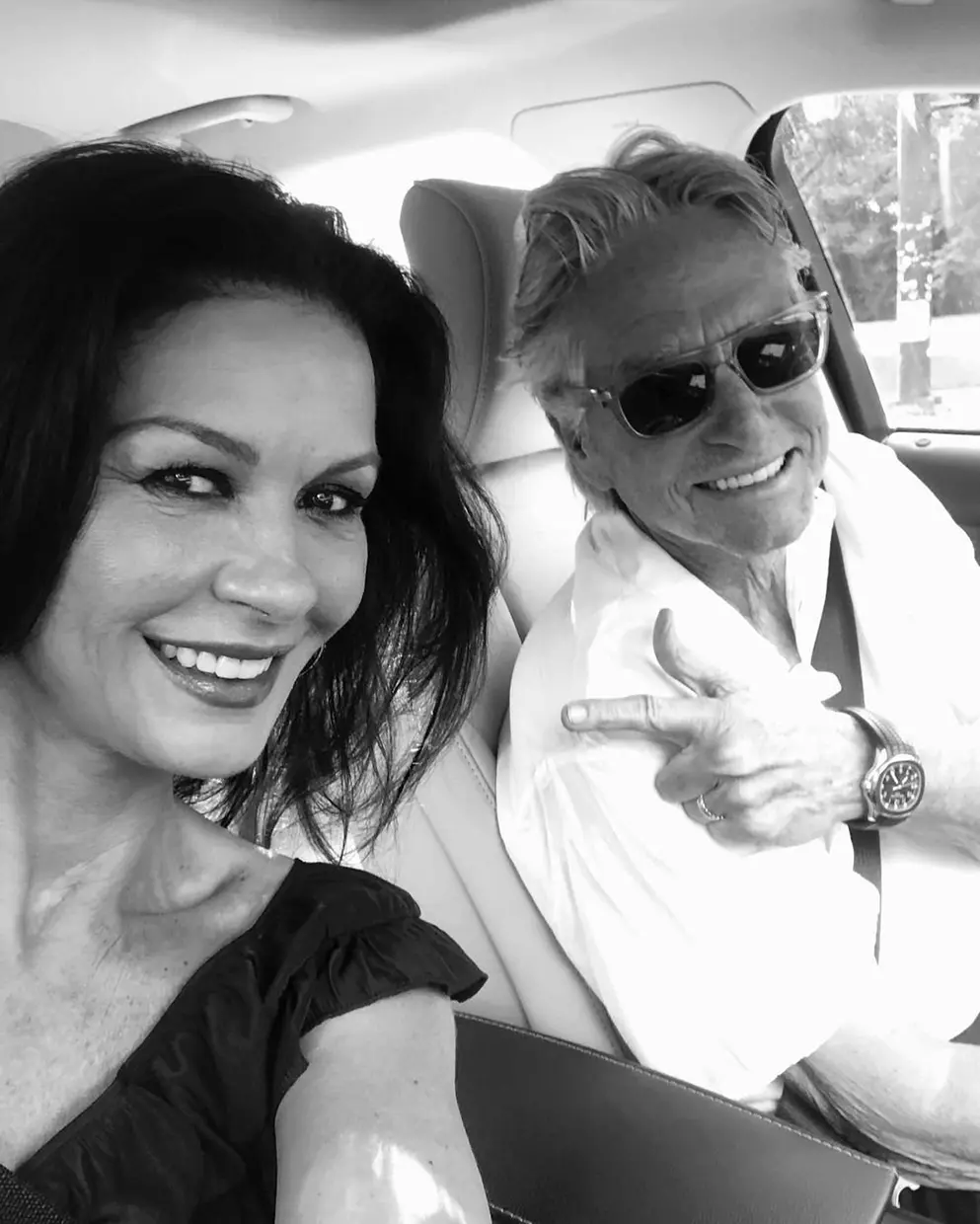Catherine Zeta-Jones y Michael Douglas en un coche.